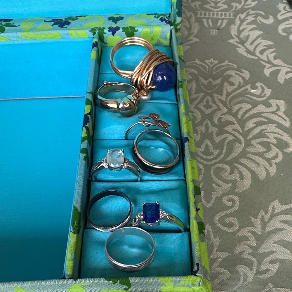 Lot of eight gold and silver tone rings.